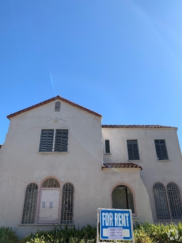 Building Photo - 822 S Curson Ave