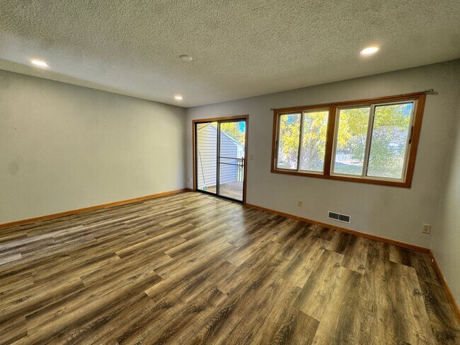 Foto del edificio - Charming 2 Bedroom Townhome in Cottage Gro...