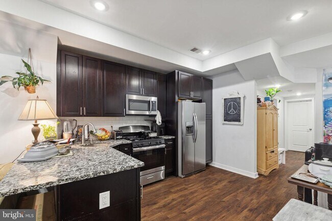 Building Photo - 1715 Monument St