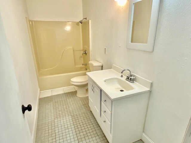 Building Photo - 663 E Cherry St