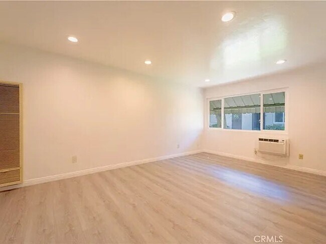 Foto del edificio - 5593 Pioneer Blvd