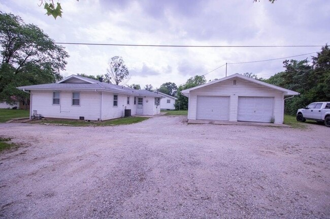 Building Photo - 2817 N Willowbrook Rd