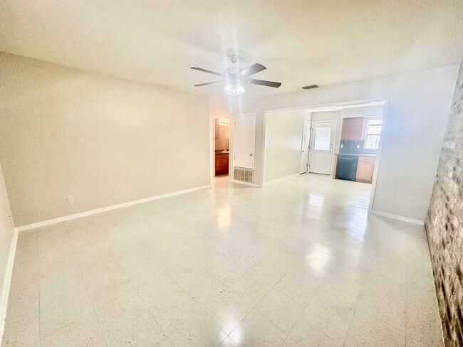 Foto del edificio - Cozy 2/1 Duplex in Pleasanton w/ Dedicated Parking ~ Move-In Ready!