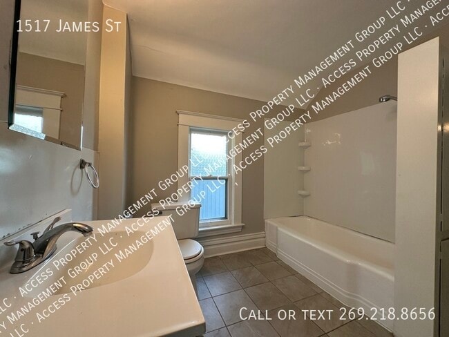 Building Photo - 1517 James St