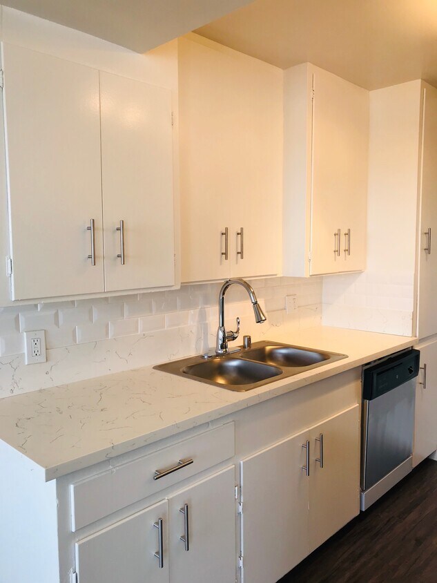 Foto principal - 5642 S La Brea Ave