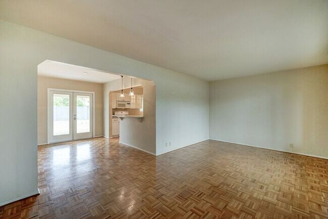 Foto del edificio - COMING SOON! Charming 2-Bedroom Rental in ...