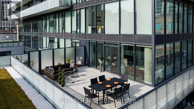 Building Photo - 161 Roehampton Ave