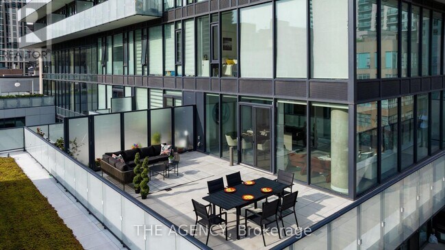 Photo du bâtiment - 161 Roehampton Ave