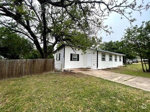 Building Photo - 723 Pecan Ln