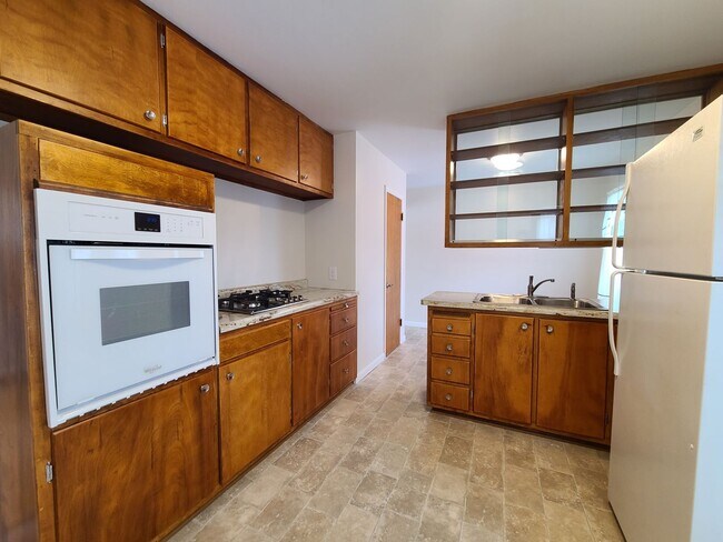 Building Photo - Two Bedroom House in South Haven on Black ...