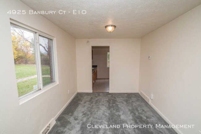 Foto del edificio - Renovated Warrensville Hts Townhome
