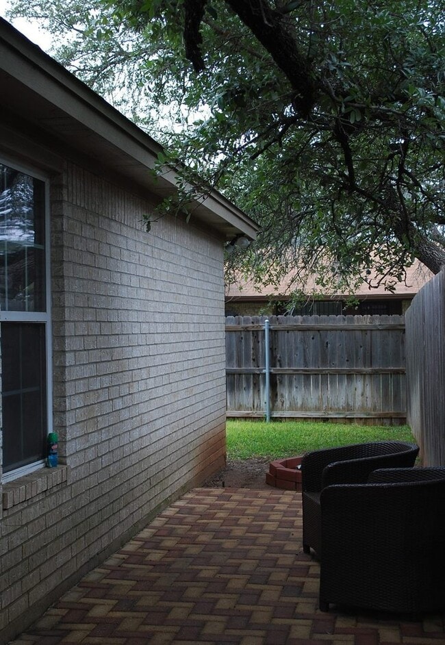 Building Photo - 1802 Yuron Ter