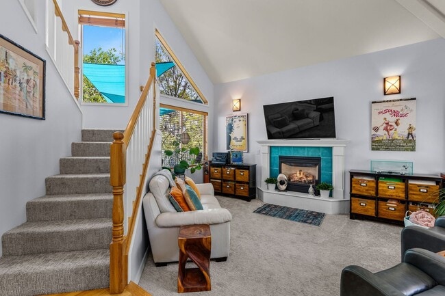Building Photo - Beautiful bright home with large yard, fin...