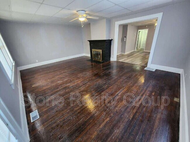 Building Photo - 219 S 13th St