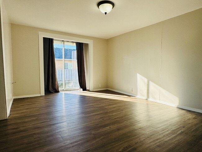 Building Photo - 210 18th St