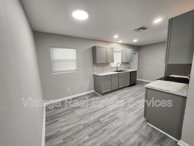 Building Photo - 304 S Mercury Ave