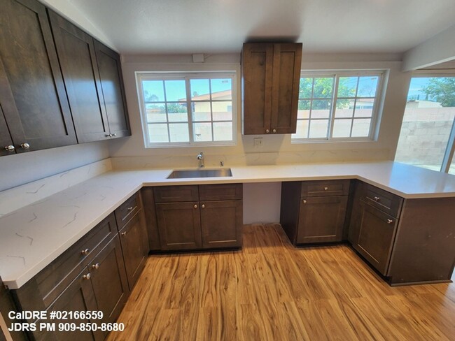 Foto del edificio - Rialto 5 Bedroom Home