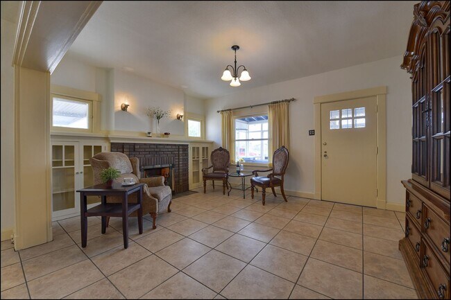 Building Photo - Lovely bungalow by UTEP!