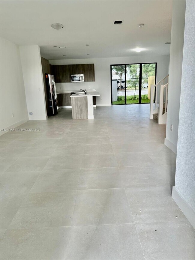 Foto del edificio - 13665-13157 SW 157th Ct