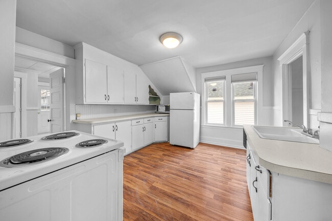 Building Photo - 1033 Helen St NE