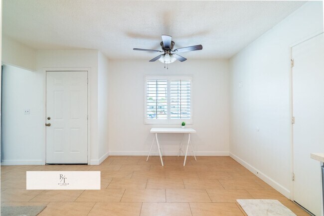 Foto del edificio - Remodeled House with Spacious Flat Lot - L...