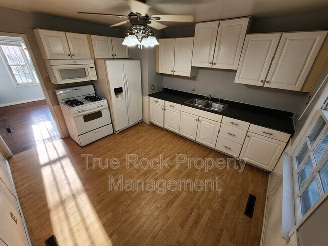 Foto del edificio - 1009 Hillside Dr