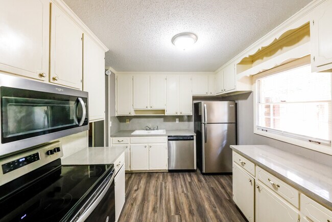 Building Photo - Charming Home in Montgomery