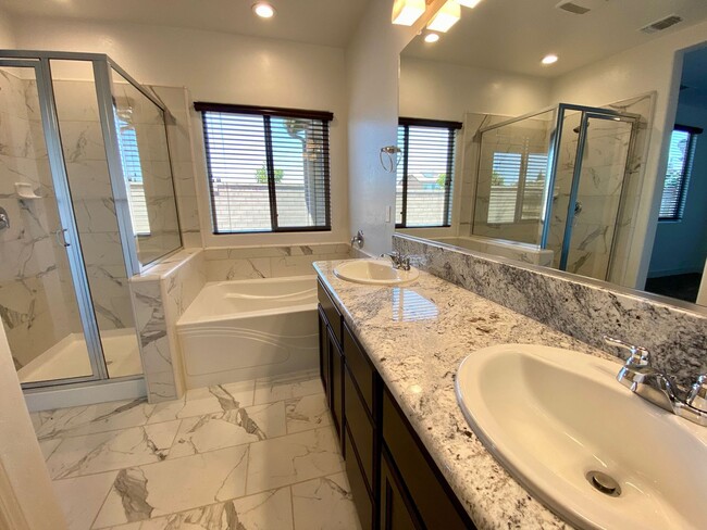 Building Photo - $2,650 Woodside Gated Community 4 Bdrm, So...