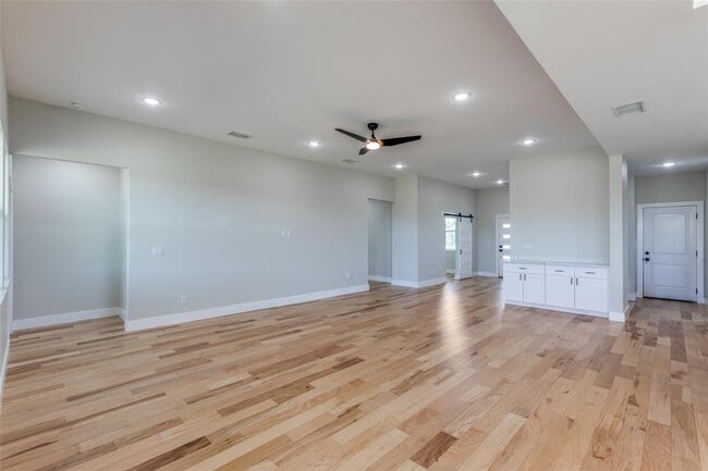 Building Photo - 207 Twin Creeks Cir