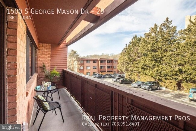Foto del edificio - 1500 S George Mason Dr