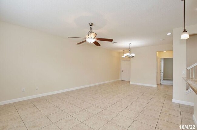 Building Photo - Comfortable 4/2.5 Townhome located in the ...