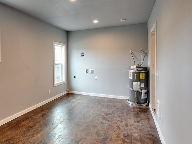 Building Photo - 415 S 11th St
