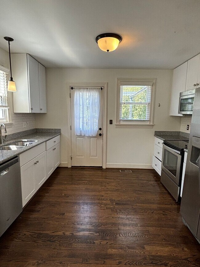 Building Photo - LEASING SPECIAL Cozy East Nashville 3 Bedr...