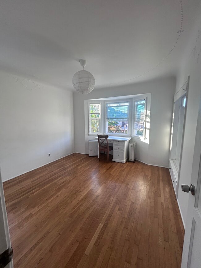 Foto del edificio - 12444 Greene Ave