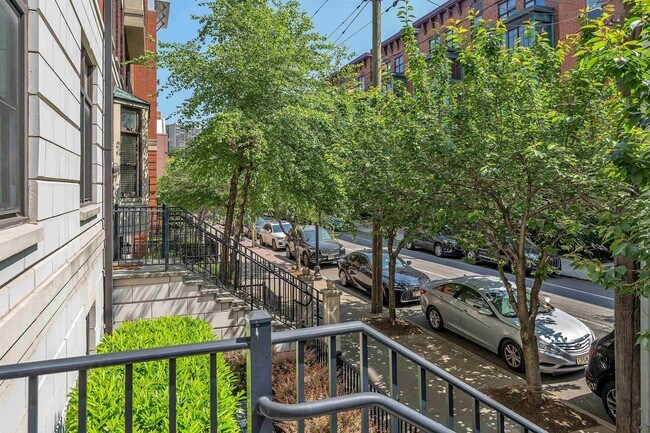 Foto del edificio - 1300 Grand St