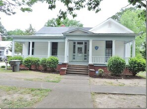 Building Photo - 404 Vance St NE