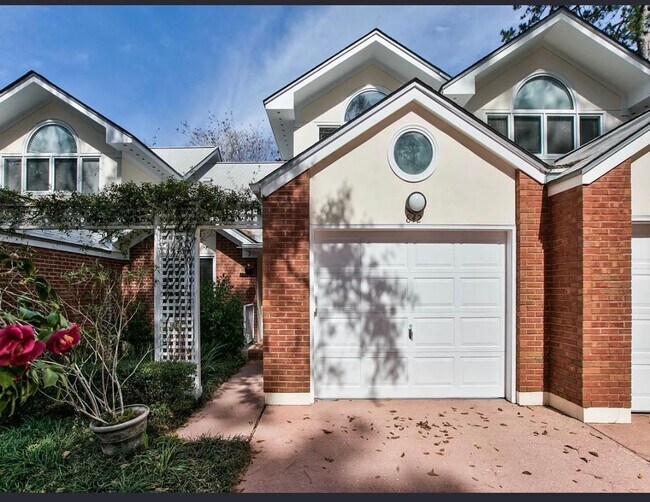 Building Photo - 3 BR/2.5 BA Townhome in Myers Park!
