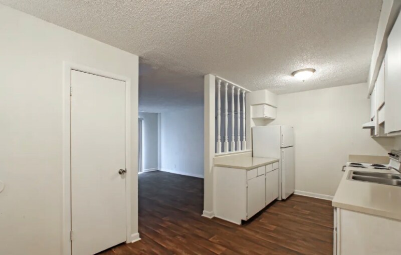 Foto principal - 221 Barker Rd