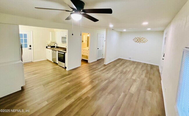 Foto del edificio - 18713 Charlotte Ave