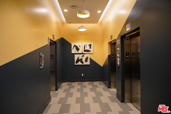 Building Photo - 800 S Western Ave