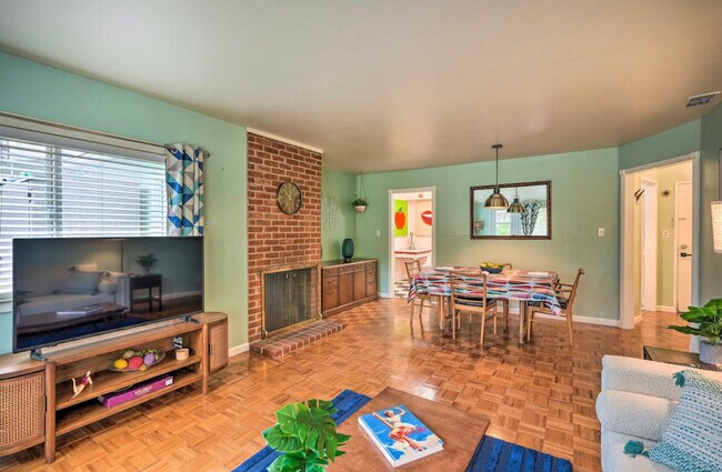 Living room (fireplace not for use) - 1320 Gladstone Dr
