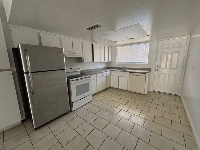 Building Photo - 2 BEDROOM 1 BATH SINGLE LEVEL WITH PRIVATE...