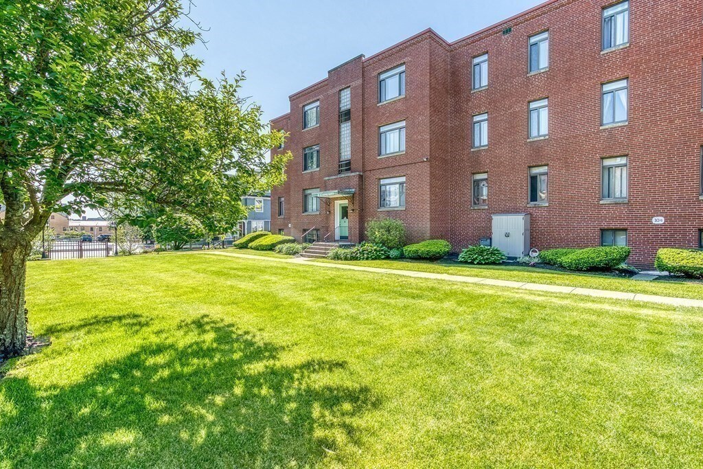 12 Ashland St Unit 3R, Worcester, MA 01609 Condo for Rent in