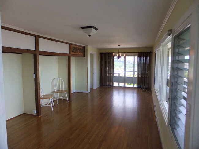 Building Photo - Four Bedrooms - 10 Minutes to Downtown wit...