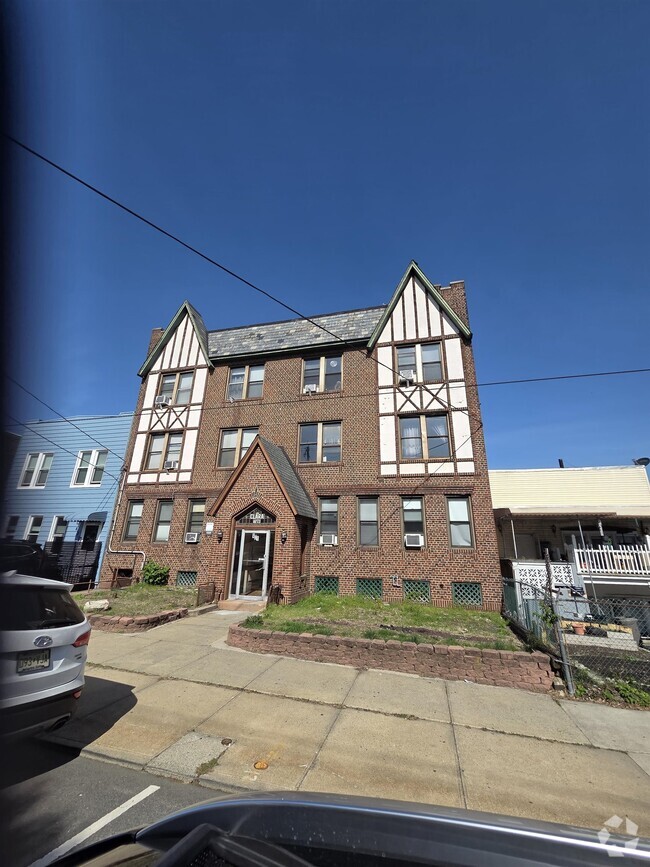 Building Photo - 901 Grand Ave