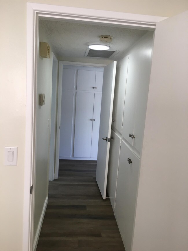 Foto del edificio - 1300 W Victoria Ave