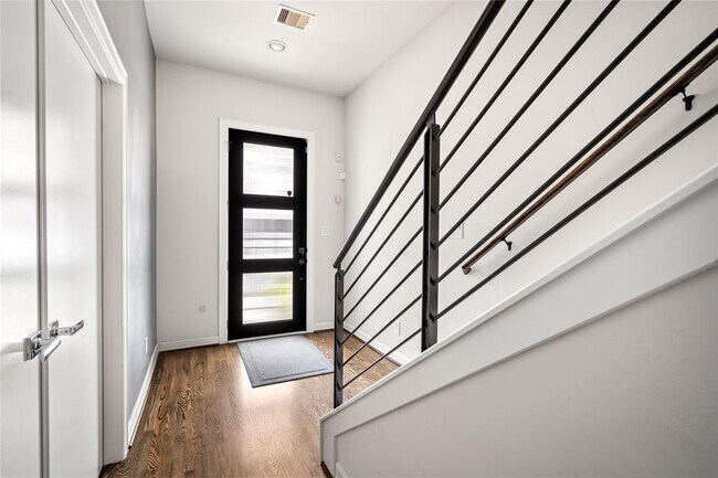 Building Photo - 108 Pierce St