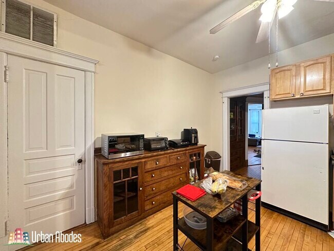 Building Photo - 852 W Buckingham Pl