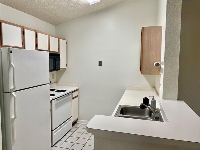 Foto del edificio - 2820 N Oakland Forest Dr
