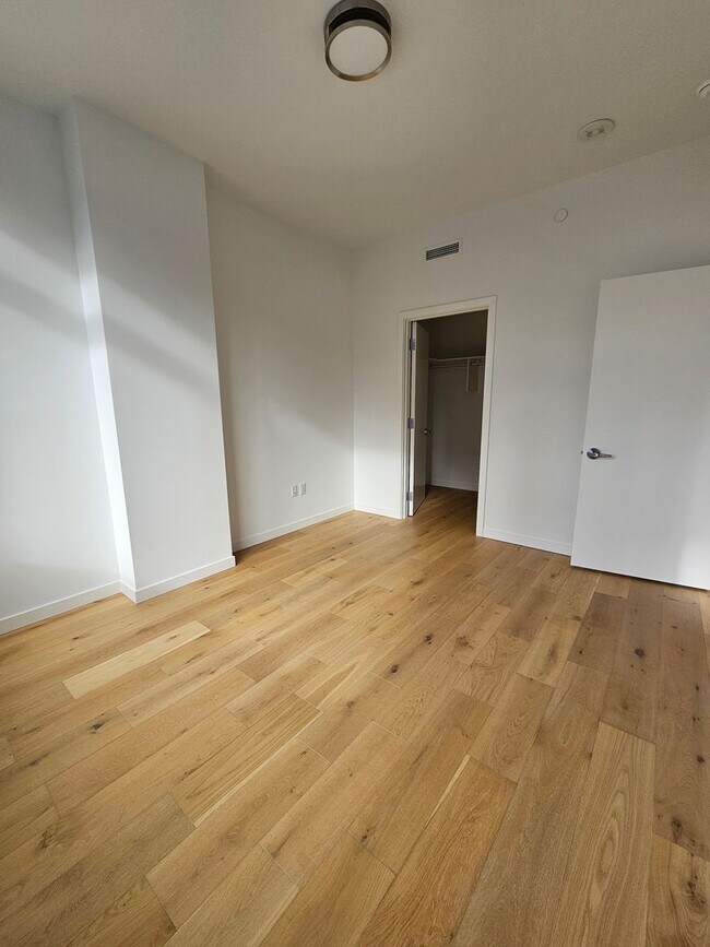Foto del edificio - Luxurious High Rise Living in Convenient Downtown Bellevue
